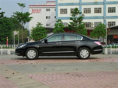 上海高端與實用車型租賃指南 奔馳威霆、E300、帕薩特、凱美瑞全面解析
