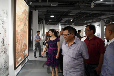 省文聯(lián)文藝創(chuàng)作研討會(huì)與會(huì)代表參觀“2014四川美術(shù)作品展”，探索藝術(shù)創(chuàng)作新趨勢(shì)